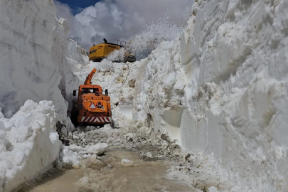 Şırnak’ta 7 metreyi aşan karla mücadele