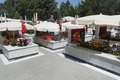 Ankara'da şehitliklerde arife yoğunluğu