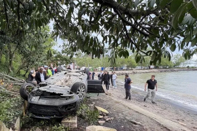 Kediye çarpmamak için sürücüsünün manevra yaptığı otomobil plaja devrildi; 2’si çocuk, 4 yaralı