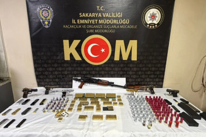 Sakarya'da iki ayrı evde yapılan aramada tabancalar, tüfek ve mühimmat ele geçirildi