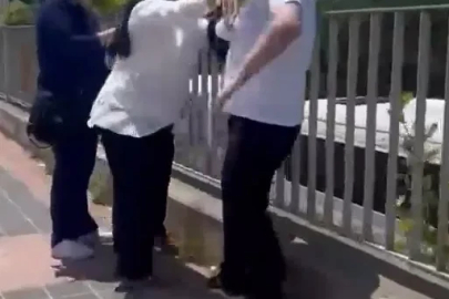 Kadını darbeden erkeği, başka bir kadın iterek uzaklaştırdı; o anlar kamerada