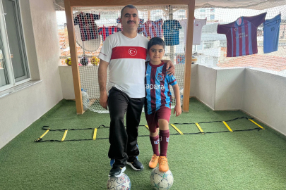 Oğlunun hayali için evinin balkonunun mini futbol sahasına çevirdi