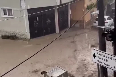 Bursa'da sel meydana geldi; evleri su bastı, çatı çöktü