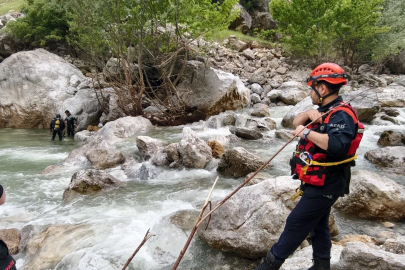 Balık tutarken nehre düşen kişiyi arama çalışmaları sürüyor 