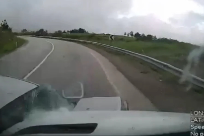 Minibüs ile otomobilin çarpıştığı kaza kamerada;  6 yaralı