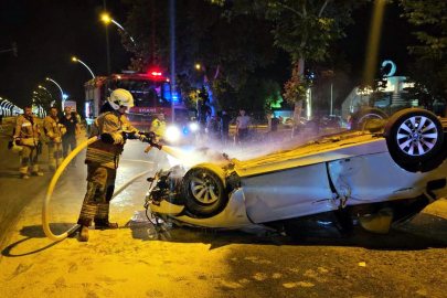 Alkollü sürücünün kullandığı otomobil refüje çarpıp takla attı; 2 yaralı