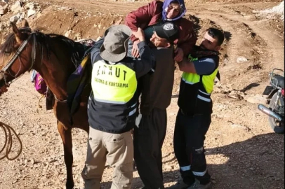 Süt sağarken rahatsızlanan kadın, katırla ambulansa ulaştırıldı