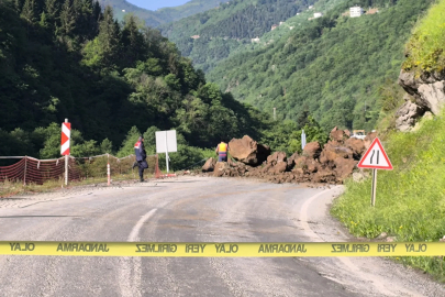 Trabzon-Bayburt kara yolu heyelan nedeniyle ulaşıma kapandı