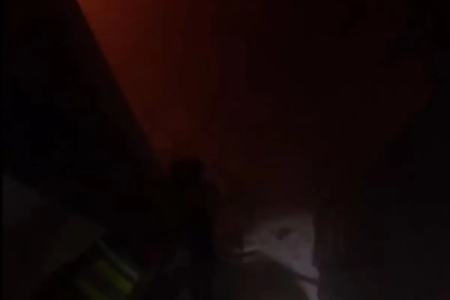 Evin çocuk odasında çıkan yangında 1 kişi dumandan etkilendi (2)