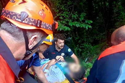 Vadiye düşen motosikletin sürücünü AFAD ekibi kurtardı
