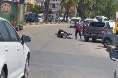 Trafikte yanlarında tüfek bulunan 2 kişi, kamyonet sürücüsünü sopayla darbetti