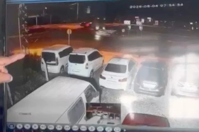 TIR'ın devrilip, 17 ton arpanın yola saçıldığı kaza güvenlik kamerasında
