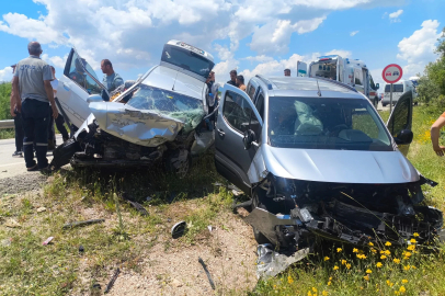 Otomobiller çarpıştı: 1 ölü, 5 yaralı