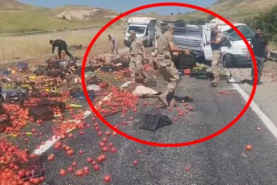 Yolda lastiği patlayan kamyonetteki meyve ve sebzeler yola saçıldı