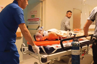 3 katlı inşaatta harç dökerken başına demir isabet eden işçi, ağır yaralandı
