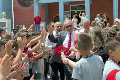 Alkışlarla uğurlanan 44 yıllık öğretmen, gözyaşlarına hakim olamadı