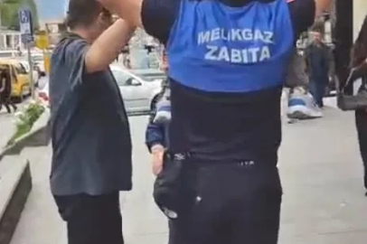 Zabıta memuru, kayıp çocuğu omzunda taşıyarak ailesine teslim etti