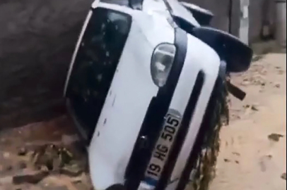 Niğde’de sağanak; 3 araç sele kapıldı