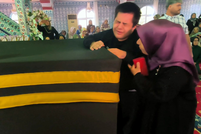 Kabe maketine sarılıp, ‘Allah’ım, beni o memlekete götür’ diye dua ederek gözyaşı döktü