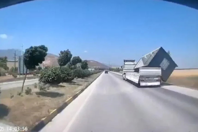 TIR'da yüklü konteyner, fırtınada düştü; o anlar kamerada
