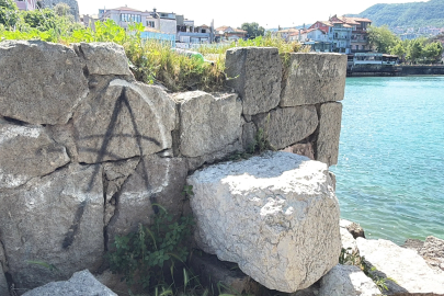 Amasra’da tarihi 'Direkli Kaya’ya boyayla zarar verdiler