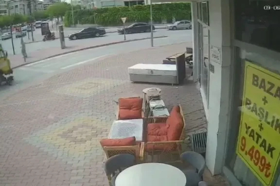Bisikletteki 3 çoçuk kamyonetin altında kaldı; o anlar kamerada  