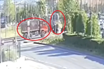 Kamyon ile tramvayın çarpışması kamerada; 5 yaralı 