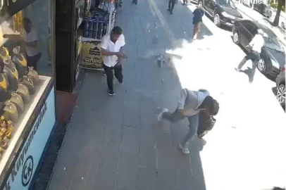 Binadan beton parçaları koptu, caddede yürüyenler son anda kurtuldu