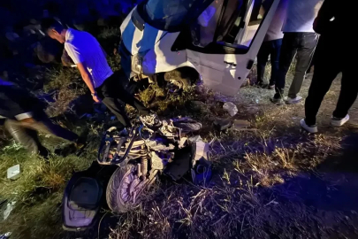 Minibüs ile çarpışan motosikletin sürücüsü öldü, 4 kişi yaralandı