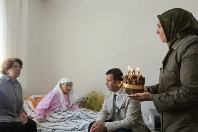 Atatürk'ün elini öptüğünü belirten 101 yaşındaki Hacer Akdoğan'a sürpriz doğum günü
