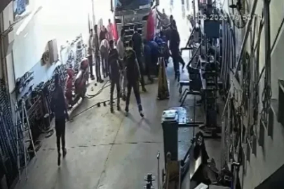 Tamir ettikleri TIR'ın altında kalan baba ve oğlunu, komşu esnaf kurtardı: olay kamerada 