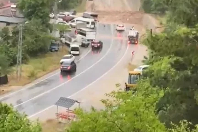 Feke-Kozan kara yolu sel ve heyelan nedeniyle ulaşıma kapandı