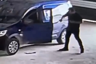 Hafif ticari araca giren yılan paniğe neden oldu; o anlar kamerada
