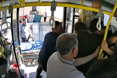 Otobüs şoförü, rahatsızlanan yolcusunu hastaneye yetiştirdi; o anlar kamerada