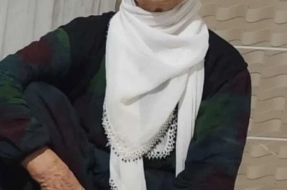 Evinin balkonundayken düğünde açılan ateşte göğsünden vurulan kadın öldü