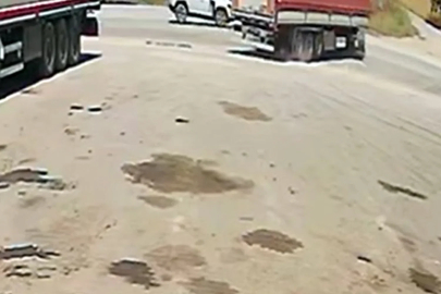 Kavşakta otomobille TIR çarpıştı; 3 yaralı 