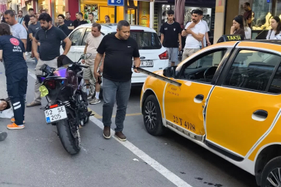 Açılan taksi kapısına çarparak devrilen motosikletin sürücüsü yaralandı