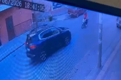 Otomobil ile motosikletin çarpıştığı kaza kamerada: 1 yaralı
