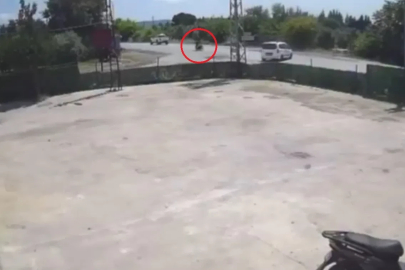Hafif ticari araç ile motosiklet çarpıştı; 2 yaralı, kaza kamerada