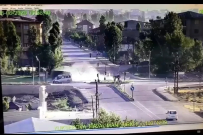 Yüksekova’da kavşakta minibüs ile kamyon çarpıştı: 3 ölü, 2 yaralı