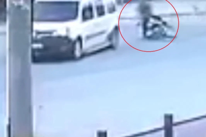 Motosikletle hafif ticari aracın çarpıştığı kaza kamerada: 1 yaralı