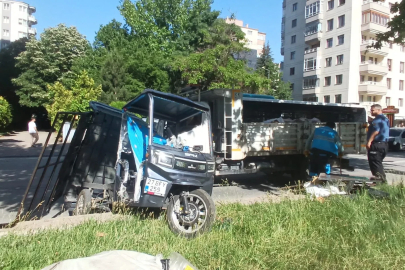 Kayseri’de otomobil ile elektrikli bisiklet çarpıştı: 5 yaralı 